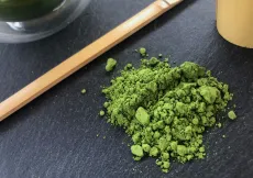 Ceremoniální matcha - kvalitní práškový japonský zelený čaj matcha v plechové dóze - detail prášku