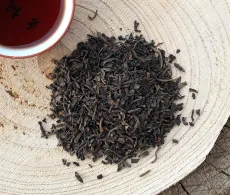 Zralý pu erh (shou pu erh) - kvalitní sypaný tmavý pu erh - detail čajových lístků