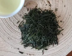 Japan Gyokuro Miyazaki Kobayashi Yabukita - kvalitní sypaný japonský zelený čaj - detail čajových lístků