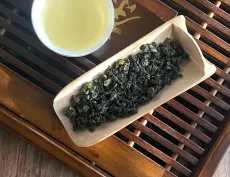 Taiwanský winter oolong - kvalitní zimní oolong z Taiwanu z oblasti Nantou - Bagua shan - detail čajových lístků