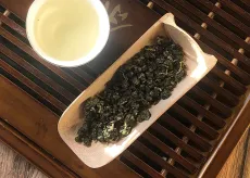 Jasmínový oolong z Taiwanu - kvalitní taiwanský jarní oolong z oblast Shan lin xi jemně ovoněný jasmínovými kvítky - detail čajových lístků