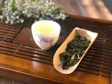 Jasmínový oolong z Taiwanu - kvalitní taiwanský jarní oolong z oblast Shan lin xi jemně ovoněný jasmínovými kvítky