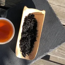 Korea Jeju island honey - kvalitní sypaný černý čaj z Jižní Koreje - detail čajových lístků