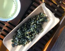 Shanlin xi cui yu oolong - kvalitní oolong z Taiwanu - detail čajových lístků