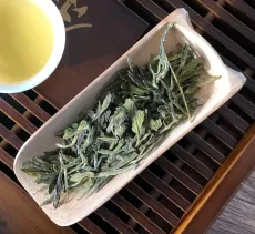 Dračí studna z Nilgiris - Nilgiri Long Jing - kvalitní sypaný indický zelený čaj - detail čajových lístků