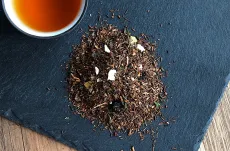 Rooibos s myrtovníkem cytrónovým a černým rybízem - kvalitní sypaný rooibos bez kofeinu - detail