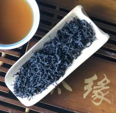 divoké borůvčí - zpracované jako černý čaj - bez kofeinu.jpeg - detail čajových lístků