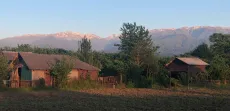 Pohoří Malého Kavkazu v pozadí při západu slunce