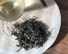 Silver dragon pu erh - kvalitní sypaný raw - zelený - nezralý pu erh - detail čajových lístků