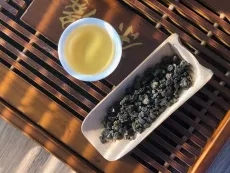 Cui feng medium roasted oolong - kvalitní oolong z Taiwanu - detail čajových lístků